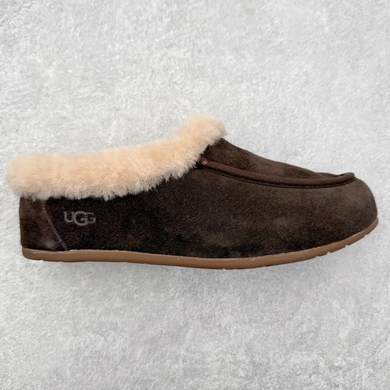 💰480 UGG 1391 Autumn and winter sheepskin and fur integrated snow boots. All shoes are made of ZP same factory. Longfeng A-grade Australian imported sheepskin and fur integrated brand OEM production line. Fully follow the ZP process. OEM original pattern maker. Adhering to the principle of no original shoes and no development selection. Pay attention to every detail. The most authentic TREADLITE "light wing" technology outsole on the market. Lightweight/durable/flexible/pile type [solemn after-sales commitment] If there are major quality problems such as degumming/broken bottom within one month, we will directly replace it with a new one for you! Size: 35 36 37 38 39 40